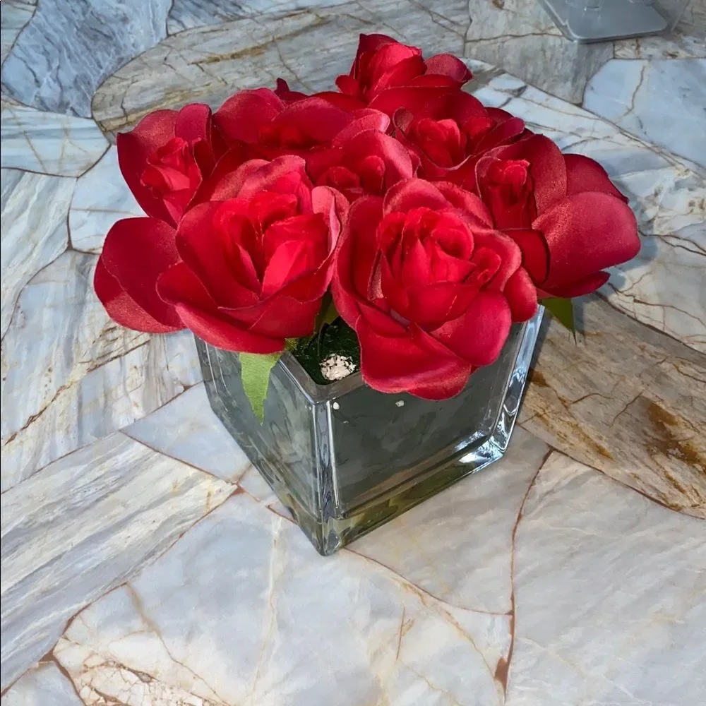 Red Silk Rose‎ Artificial Floral Arrangement in Square Glass Vase Cube Decor